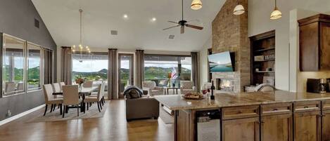 Maison, plusieurs lits, patio (1202 Janet Dr.) | Intérieur