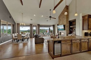 Maison, Plusieurs lits, patio (1202 Janet Dr.) | Intérieur