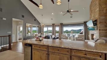 House, Multiple Beds, Patio (1202 Janet Dr.) | Interior