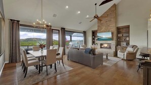 Casa, varias camas, patio (1202 Janet Dr.) | Interior