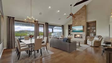 House, Multiple Beds, Patio (1202 Janet Dr.) | Interior