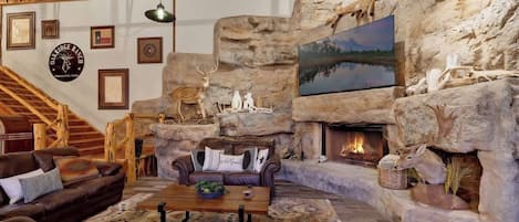House, Multiple Beds, Pool Access (230 W Turner Court) | Living area