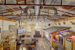 House, Multiple Beds, Pool Access (230 W Turner Court) | Interior