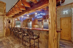 Casa, varias camas, acceso a la alberca (230 W Turner Court) | Bar (en la propiedad)