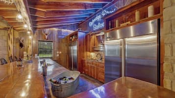 Casa, varias camas, acceso a la alberca (230 W Turner Court) | Cocina privada | Cafetera y tetera