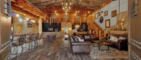 House, Multiple Beds, Pool Access (230 W Turner Court) | Interior