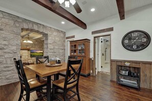 Hus, flere senger, terrasse (3499 W US 290- Main) | Spiseområde