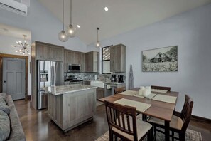 House, 1 King Bed with Sofa bed, Hot Tub (2037 W US 290 Guest) | Dining