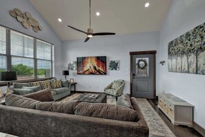 Casa, 1 cama King size y sofá cama, hidromasaje (2037 W US 290 Guest) | Área de sala de estar