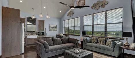 Casa, 1 cama King size y sofá cama, hidromasaje (2037 W US 290 Guest) | Área de sala de estar