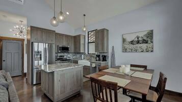 House, 1 King Bed with Sofa bed, Hot Tub (2037 W US 290 Guest) | Dining
