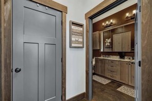 Hus - 1 kingsize-säng med bäddsoffa - bubbelpool (2037 W US 290 Guest) | Interiör