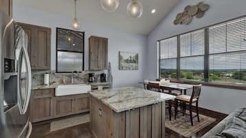 House, 1 King Bed with Sofa bed, Hot Tub (2037 W US 290 Guest) | Interior