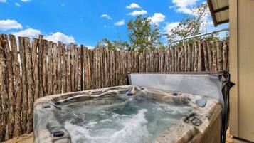 Ferienhaus, 1 King-Bett und Schlafsofa, Whirlpool (2037 W US 290 Guest) | Außen-Whirlpool