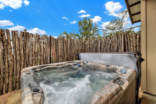 Hus - 1 kingsize-seng med sovesofa - adgang til pool (West End Nest with Hot TuB) | Overnatningsstedets område
