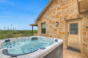 Outdoor spa tub - West End Lodge Resort Style Pool! (Fredericksburg)