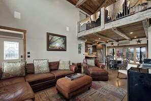 單棟房屋, 多張床, 可使用泳池 (2037 W US 290 Combo) | 客廳