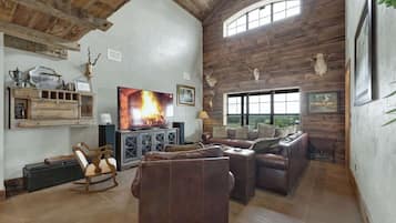 Maison, plusieurs lits, accÚs piscine (2037 W US 290 Combo) | Coin séjour