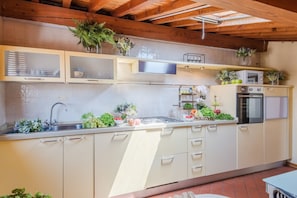 Kühlschrank, Mikrowelle, Ofen, Geschirrspüler