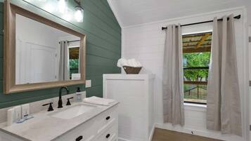 Cottage, 1 King Bed, Patio (1246 Cherry Mtn Loop) | Bathroom