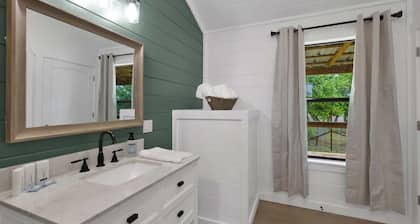 Cates Cottage in the Hill Country 8 Mins to Fred!
