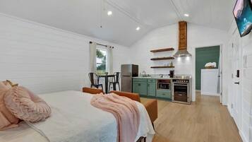 1 habitación, decoración personalizada y muebles diferentes