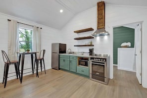 Casa de campo, 1 cama King, varanda (1246 Cherry Mtn Loop) | Cozinha privada | Geladeira, micro-ondas, fogão, cooktop