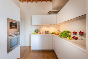 Frigorifero, microonde, forno, lavastoviglie