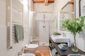 Dusche, Haartrockner, Bidet, Handtücher