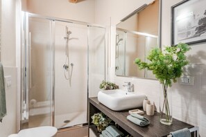 Dutxa, assecador de cabells, bidet i tovalloles
