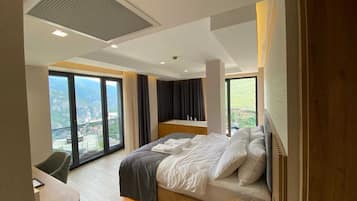 Superior Room | 1 bedroom, minibar, in-room safe, desk
