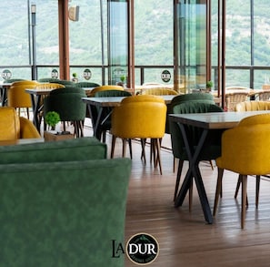 Frukost med lokala rätter varje dag (EUR 15 per person)