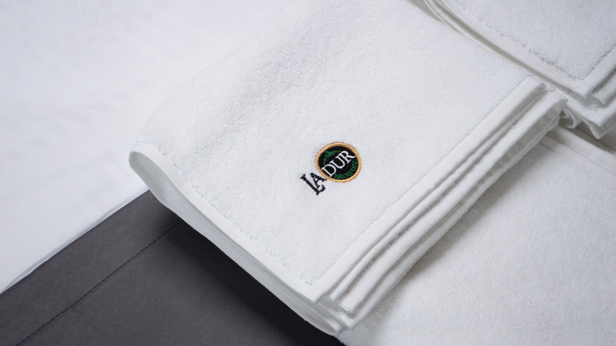 Una toalla blanca doblada con un logotipo.