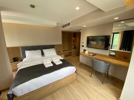 Minibar, caja de seguridad en la habitación y escritorio