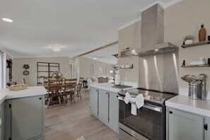 Casa, várias camas, banheira de imersão (3565 Morris Ranch Sa) | Cozinha privada | Geladeira, micro-ondas, fogão, cooktop