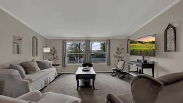 House, Multiple Beds, Hot Tub (3565 Morris Ranch Sa) | Living area