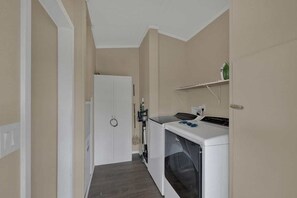 Casa, várias camas, banheira de imersão (3565 Morris Ranch Sa) | Parte interna