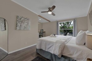 Casa, várias camas, banheira de imersão (3565 Morris Ranch Sa) | 3 quartos, roupa de cama