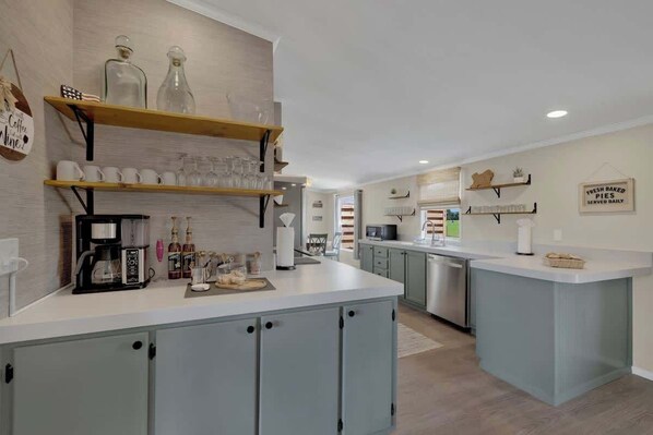 Casa, várias camas, banheira de imersão (3565 Morris Ranch Sa) | Cozinha privada | Geladeira, micro-ondas, fogão, cooktop