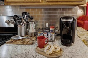 Casa, varias camas, patio, vistas a la ciudad (812 W Austin St.) | Cocina privada | Cafetera o tetera