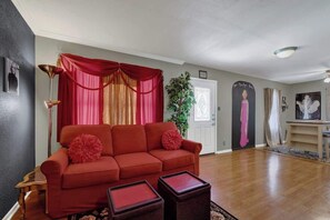 Ferienhaus, Mehrere Betten, Terrasse, Stadtblick (812 W Austin St.) | Innenbereich