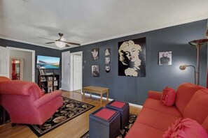 Casa, varias camas, patio, vistas a la ciudad (812 W Austin St.) | Zona de estar