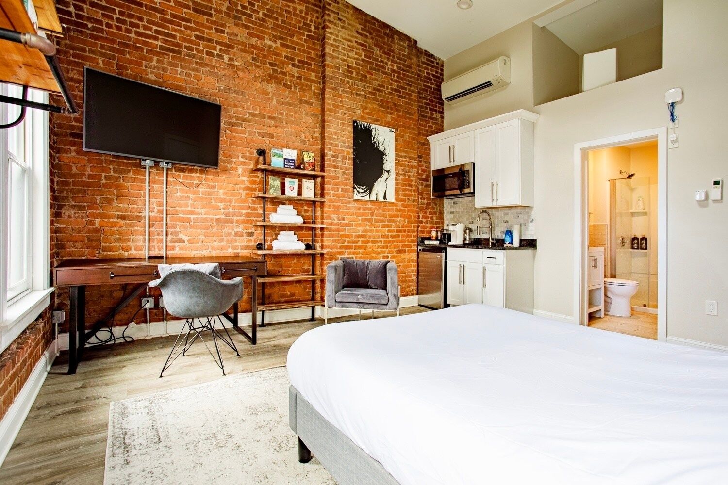 Iron/ironing board, free WiFi, bed sheets