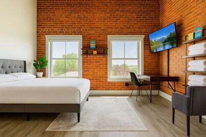 Bright Downtown Studio near Yale & East Rock!