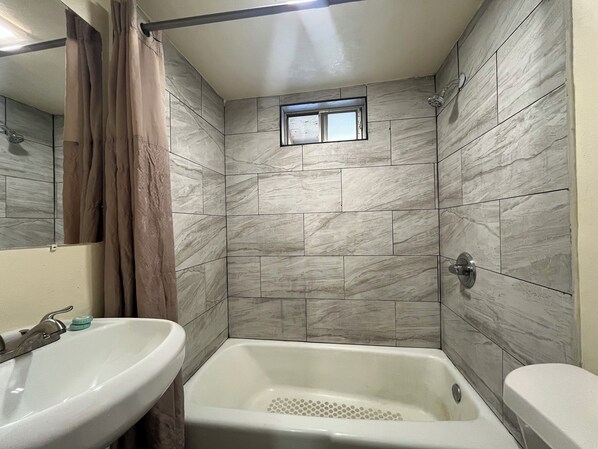 Quarto solteiro standard | Banheiro | Toalhas de banho, sabonete, shampoo, papel higiênico