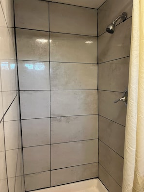 Economy Single Room | Bathroom | Towels, soap, shampoo, toilet paper