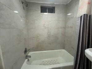 Standard Single Room | Bathroom | Towels, soap, shampoo, toilet paper - Ponca Motel (Abilene)