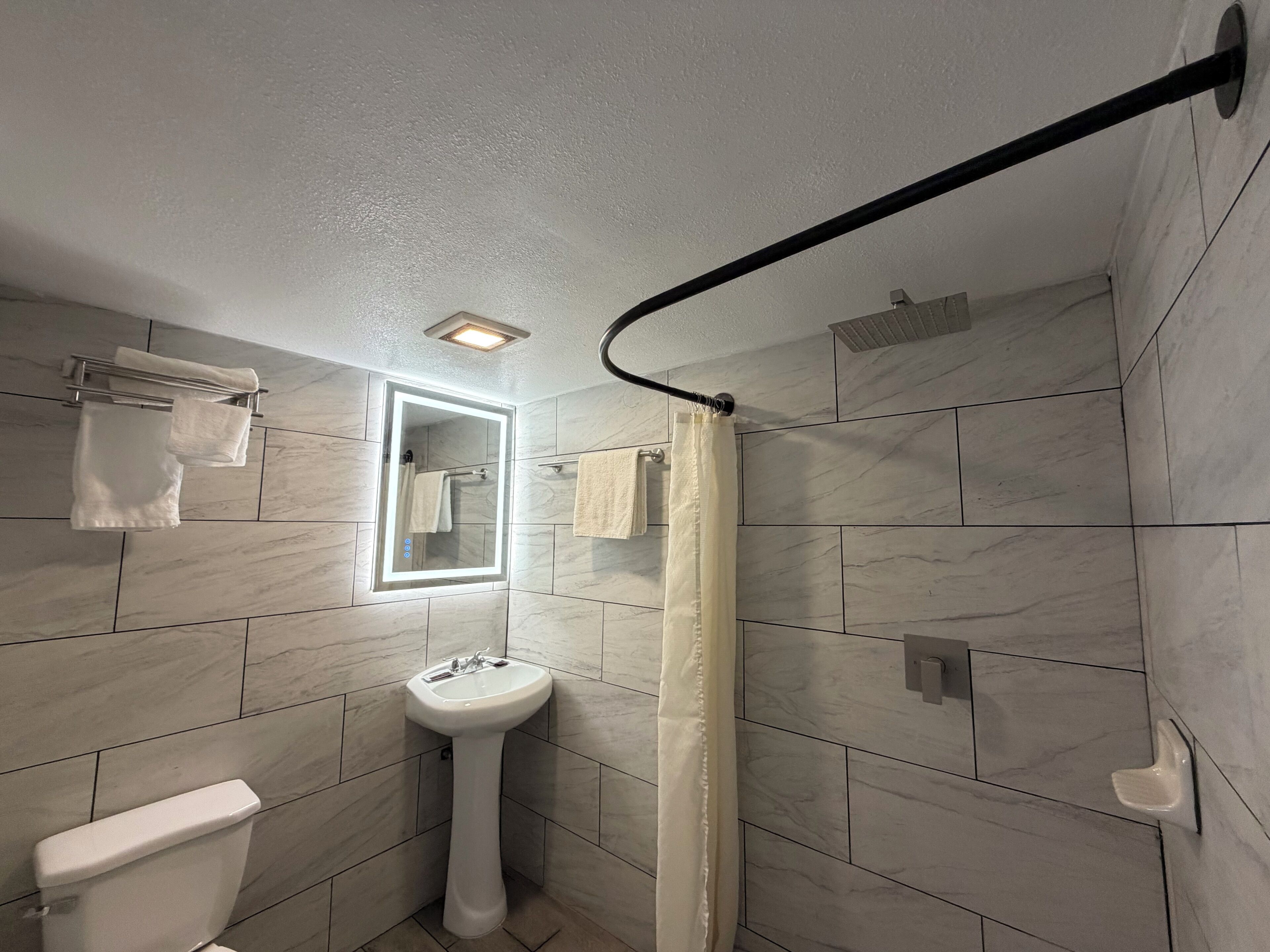 Serviettes fournies, savon, shampooing, papier de toilette