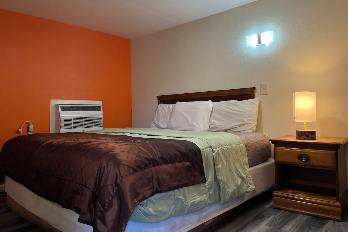 Economy Single Room | Free WiFi, bed sheets