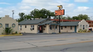 A motel with a sign reading "Ponca Motel," featuring a small building with a flat roof and a single-story structure. - Ponca Motel (Abilene)